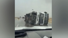 LKW verunglückt: Aufnahmen zeigen schwere Unwetter in Saudi-Arabien