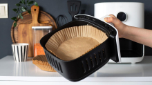 Spritzschutz: Backpapier für Heißluftfritteusen: Wie sinnvoll ist die Anwendung?