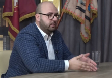 UDARAJU NAROD PO DŽEPU DA BI SE DOČEPALI FOTELJA! Ponošev poslanik bi da EU Srbiji UKINE PARE 