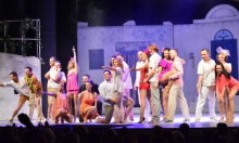 Spektakl u Puli: Mjuzikli Radio Dubrava, Mamma Mia! i SIX u Malom rimskom kazalištu