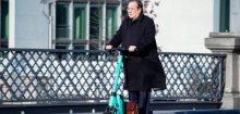 Armin Laschet bricht sich bei E-Scooter-Unfall die Schulter