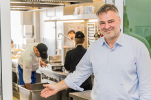Dieser Gastronom serviert bis zu 6000 Buchteln mit Vanillesoße pro Tag
