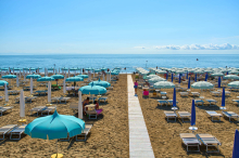 Lignano holt sich mit recycelten Algen den Strand zurück