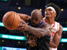 Lakersi slavijo Jamesa, Dončić ob parketu užival in ploskal