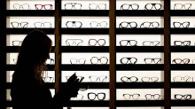 EssilorLuxottica, per i dipendenti in Italia il premio di risultato può superare i 4mila euro