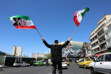 Trump: Iran finančno propada. Teheran: Zapora iranskih pristanišč je kršitev prekinitve ognja.