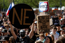 Na Češkem protesti proti vladnim načrtom za zmanjšanje financiranja javnih medijev