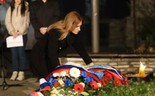 TAČNO U 2 SATA I 6 MINUTA OGLASILE SU SE SIRENE: Ministarka Stamenkovski pred spomenikom 