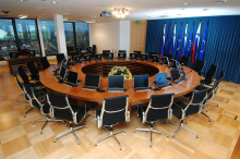 Spremembe zakona o vladi usklajene s Fokusom, SLS in NSi potrjujeta zgolj neformalne pogovore