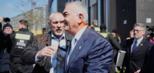 Iran: Schah-Sohn Reza Pahlavi in Berlin mit Tomate beworfen