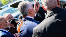 Besuch in Berlin: Schah-Sohn Pahlavi mit roter Flüssigkeit bespritzt