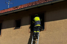 Mutter hatte sich ausgesperrt, Baby war allein in Wohnung