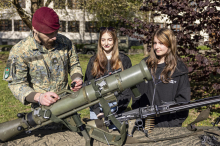 Girls’ Day: Waffen, Bagger und Panzer waren in Kärnten fest in weiblicher Hand