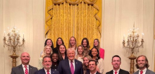 Donald Trump feiert ein Frauentennisteam, aber Männer stehen im Vordergrund