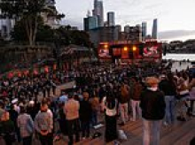 Thousands flock to moving Anzac sunset tribute as Premier doubles down on public holiday