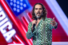Wegen sexueller Gewalt angeklagt: Schauspieler Russell Brand gesteht Affäre mit 16-Jähriger