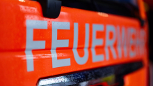 Feuer in Main-Taunus-Kreis: Brand in Entsorgungsbetrieb verursacht hohe Rauchsäule