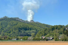 Löscharbeiten aus der Luft : Massiver Waldbrand wütet in Eisbach-Rein 