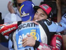 Marc Marquez kljub padcu na kaotični dirki nepremagljiv #video