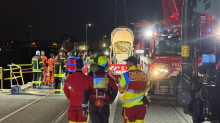 Frankfurt am Main: Auto stürzt acht Meter tief in Fluss – 18-Jähriger stirbt