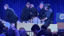 Schüsse in Washington: Bewaffneter Angreifer will Gala mit Trump stürmen, Sicherheitsleute stoppen ihn