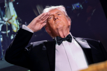 Po streljanju na večerji dopisnikov evakuirali predsednika Trumpa. Osumljenec v priporu.