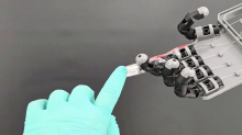 Nova elektronska koža bo robotom podelila človeški občutek za dotik