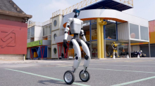 Kitajski humanoidni robot s presenetljivo gibčnostjo