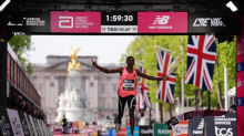 London-Marathon: Sawe läuft Marathon in weniger als zwei Stunden und bricht Weltrekord