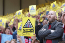 Gelbe Karte für Besitzer: Proteste und Schmähgesänge: Liverpool-Fans machen gegen den Besitzer mobil