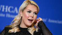 Nach Schüssen bei Gala: Alles inszeniert? Interview von Trumps Sprecherin löst Verschwörungstheorien aus