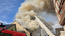 Ursache unklar: Einsturzgefährdetes Gebäude geht in Flammen auf