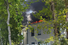 Pischelsdorf : Brand auf Industriedach: Großeinsatz der Feuerwehren