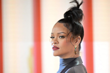 Baby Rocki: Rihanna erstmals mit drittem Kind auf Magazin-Cover