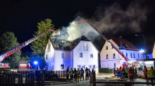 Feuer in Dachgeschosswohnung: Feuerwehr birgt Toten bei Brand aus Wohnung