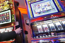 Aus Gefängnis Frau zur Prostitution überredet, ihr Einkommen verspielt 