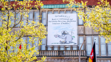 Nationale Maritime Konferenz: Ottifant mit Kapitänsmütze ziert Emder Rathaus zur Konferenz