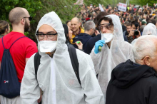 DOSADNI KAO STOMAČNI VIRUS! Istorija nas uči da mladost nije garancija pameti, 