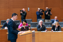 SDS, NSi, SLS, Fokus, Demokrati in Resni.ca podprli novelo zakona o vladi