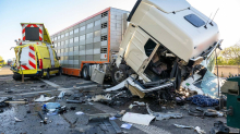 Unfälle: Lkw kracht in Schwerlasttransport - Stau auf A9