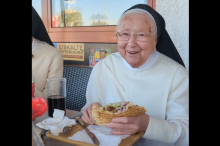 Social-Media-Hit: 92-jährige Nonne isst erstmals Döner und geht viral