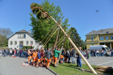 Im Huth-Park : Lebendiges Maifestbaumaufstellen voller Freude