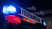Großer Feuerwehreinsatz: Zwei Lagerhallen in einem Holzbodenwerk brennen