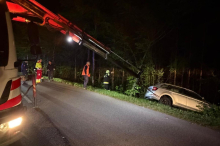 Von Fahrbahn abgekommen: Alkolenker krachte frontal gegen einen Baum