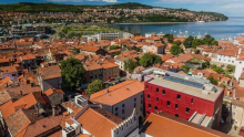 Dražba v Kopru: stanovanje prodano za skoraj osem tisočakov na kvadratni meter