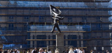 Banksy platziert neue Statue im Zentrum von London: Mit der Flagge in den Abgrund