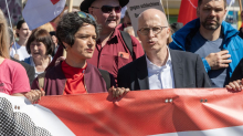 Demonstrationen: Tausende Menschen gehen für faire Löhne auf die Straße