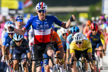 Godon dobil sprint v tretji etapi, Pogačar s četrtim mestom ostal v rumeni majici