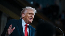 Trump, marcia indietro sui dazi. “L’Ue non rispetta l’accordo. Da lunedì 25% su auto e camion”