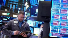 Petrolio scivola sotto i 100 dollari poi risale. La proposta dell’Iran frena la corsa dei prezzi